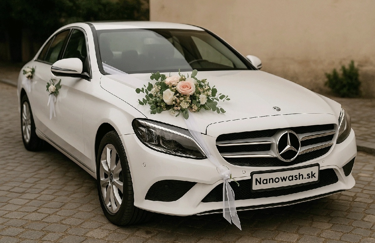 Biely Mercedes-Benz C300 AMG s kvetinovou výzdobou na kapote a logom Nanowash.sk na ŠPZ.