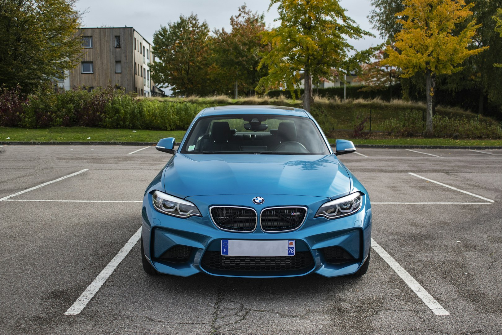 Modré BMW zaparkované, ukážka našej mobilnej autoumývačky, ktorá prichádza priamo k vám.