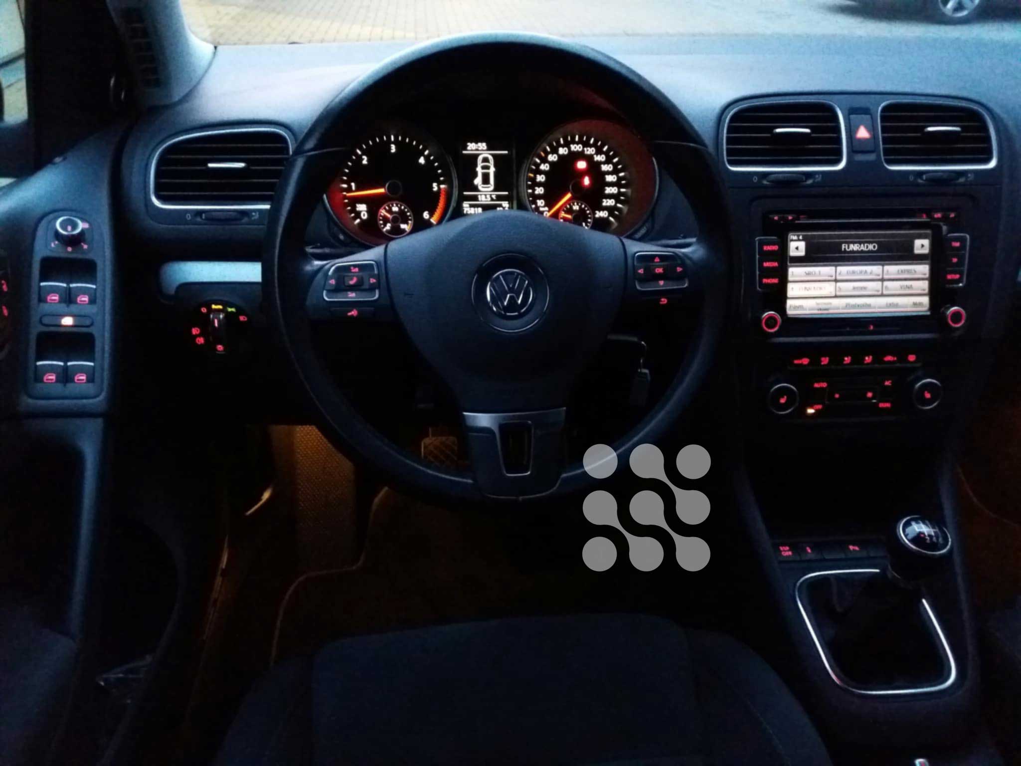 Interiér Volkswagen Golf VI pred detailným čistením v Senci | mobilná autoumyváreň Nanowash.sk