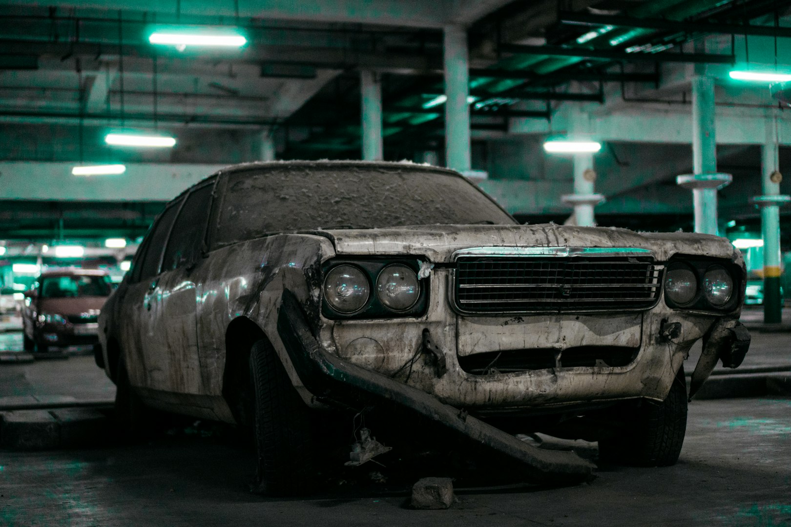 Staré, zanedbané a špinavé auto, symbolizujúce potrebu profesionálnej autokozmetiky.