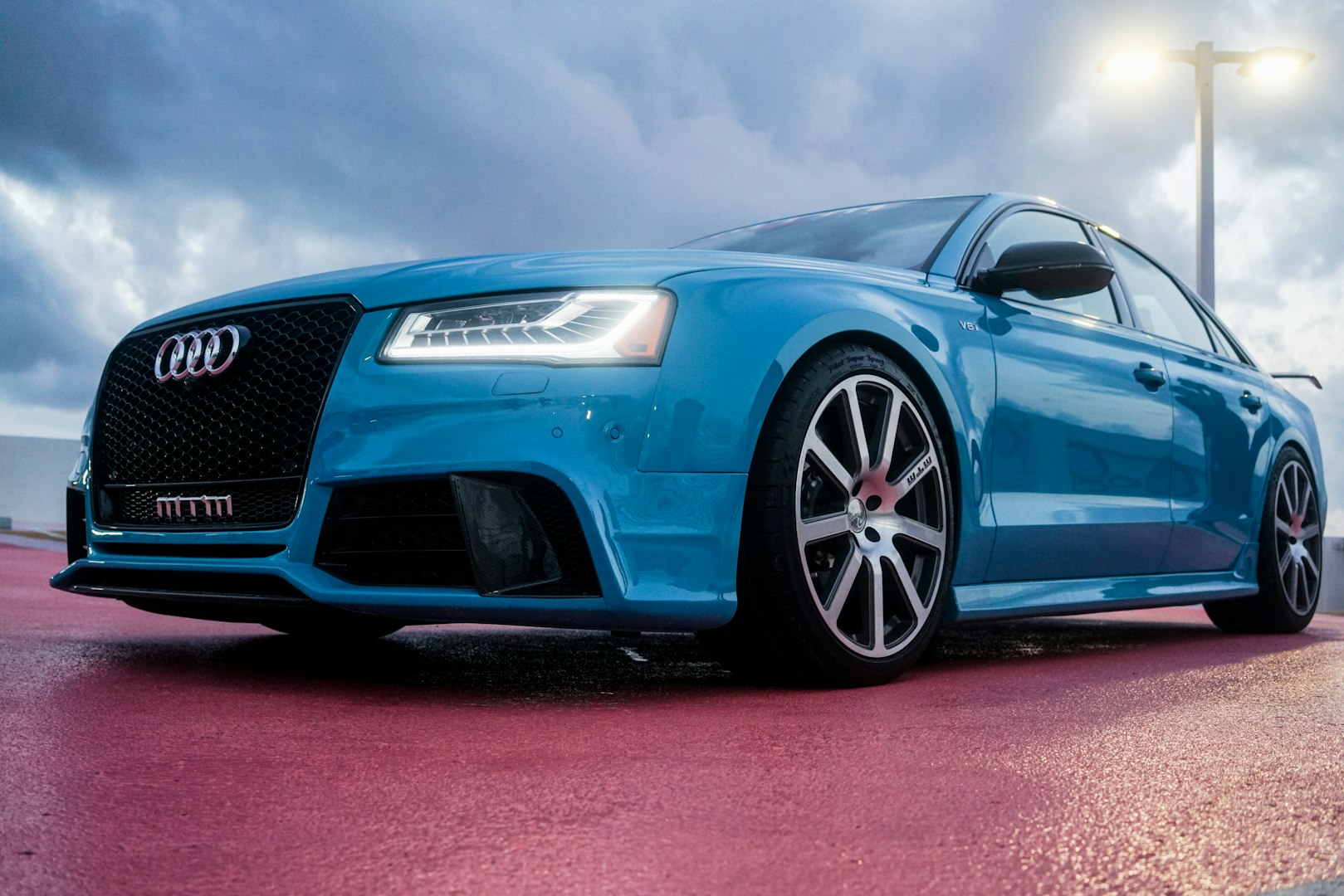 Športové modré Audi RS8 s lesklým lakom a detailnými diskami kolies po profesionálnom čistení Nanowash.