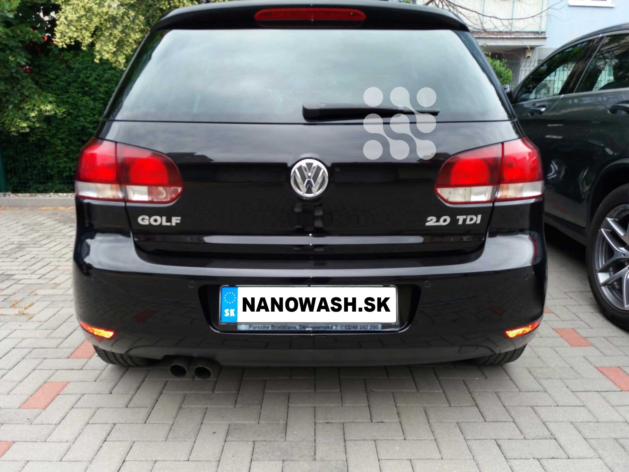 Zadná časť čierneho Volkswagen Golf VI po nanotechnologickej umývací | prémiová mobilná autoumyváreň Sene
